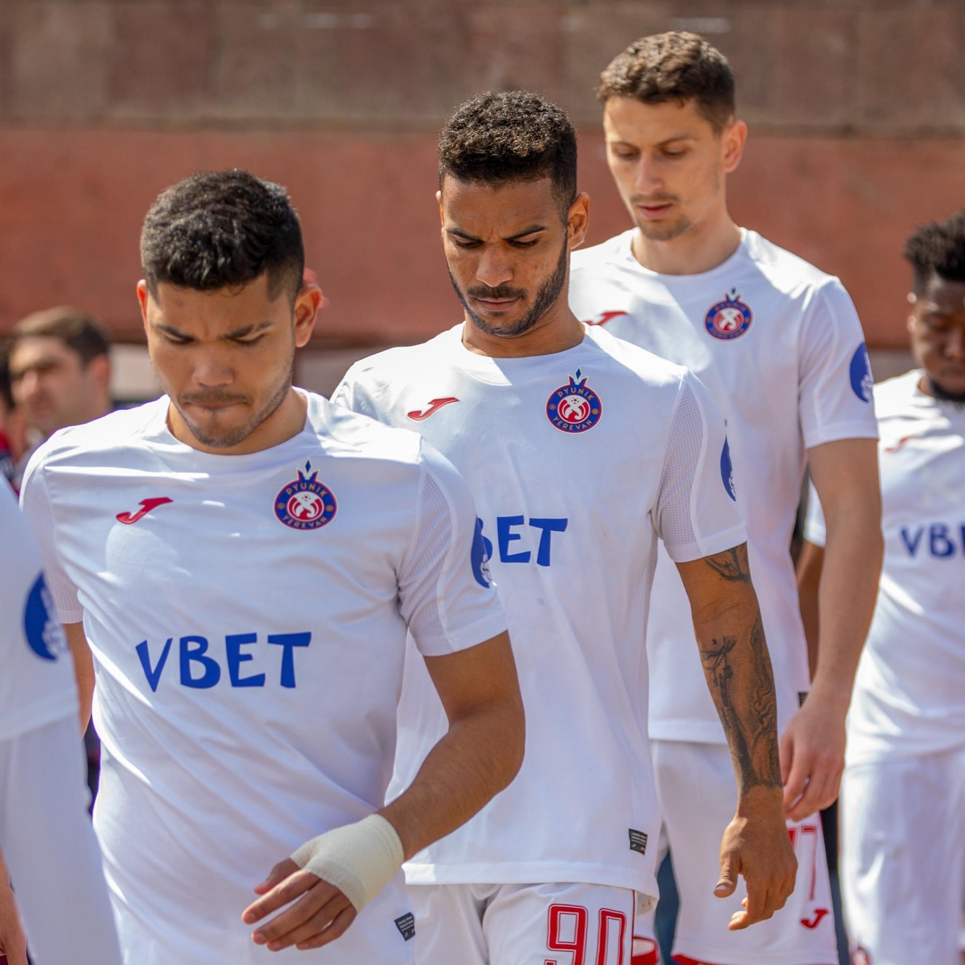 Пюник футбольный клуб. Ван Пюник. Pyunik FC. Ван (футбольный клуб, Чаренцаван).