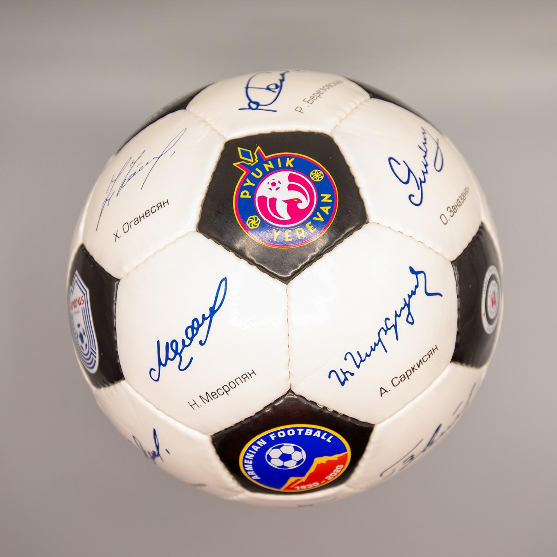 Ball with signatures